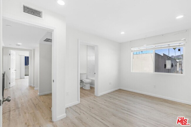 Building Photo - 1409 N Hobart Blvd