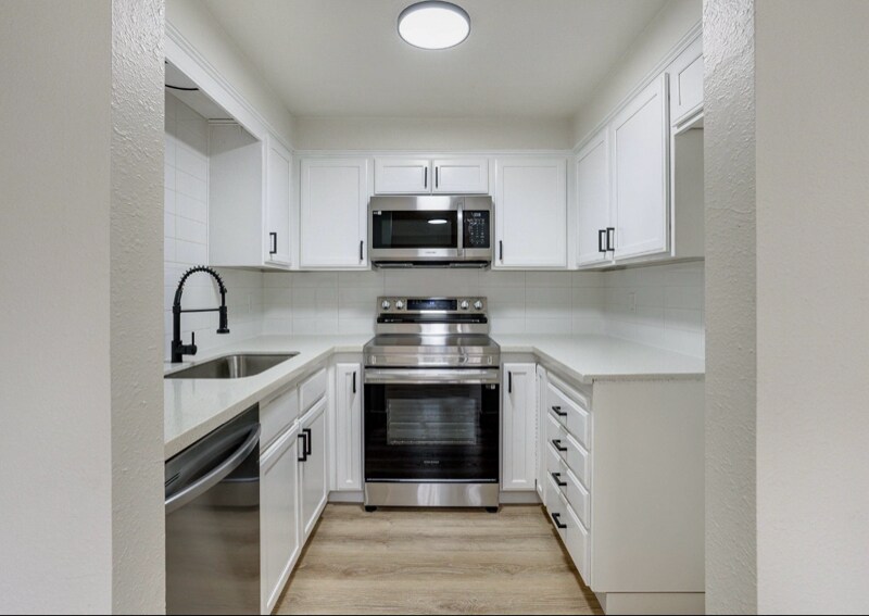 Building Photo - 902 NE Hacienda Ct
