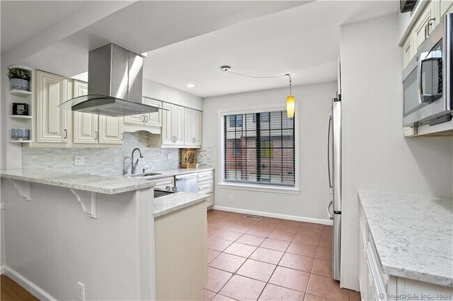 Building Photo - 237 Strawberry Hill Ave