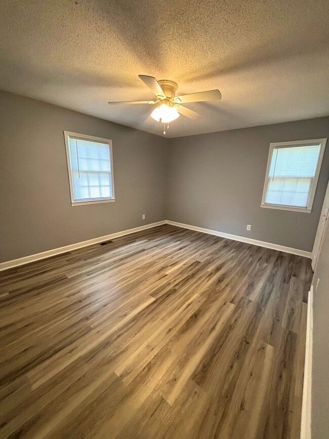 Building Photo - 2 Bedroom Brick House with Large Yard & St...
