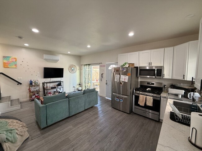 Building Photo - 4 Bed/2 Bath on Mary Lane! (Lease out, pen...