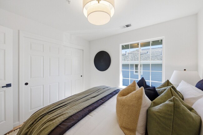 Building Photo - 15 Aaron Dr