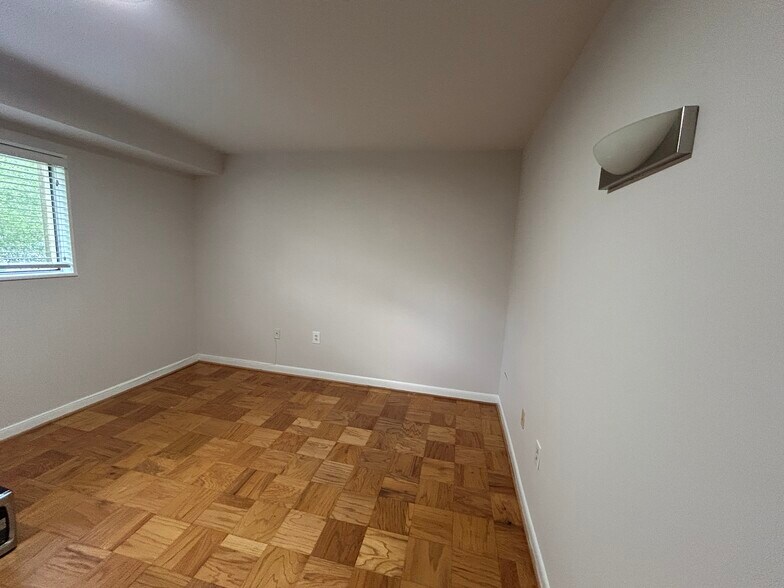 Building Photo - 10613 weymouth st 101