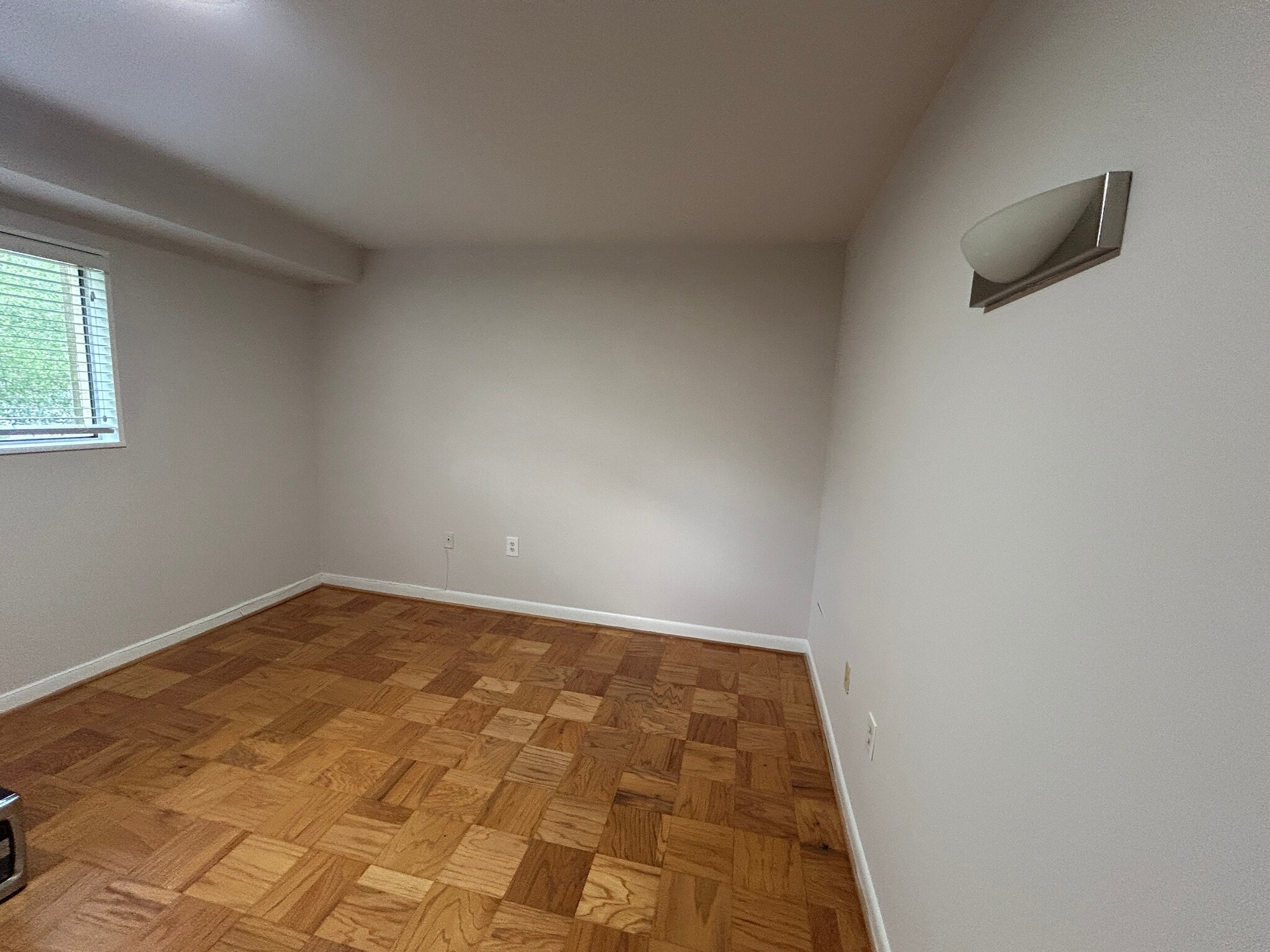 Building Photo - 10613 weymouth st 101