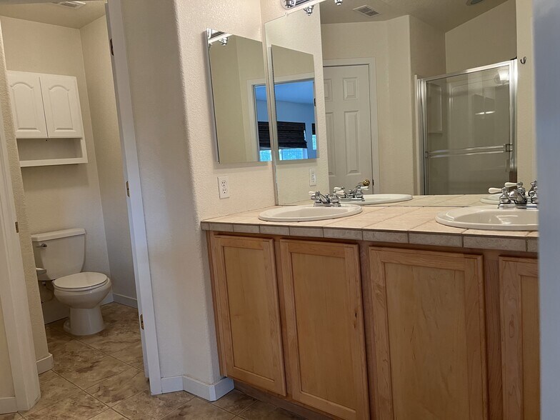 Master Bath (double vanity) - 14239 Pikeminnow Pl
