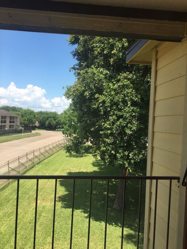 Building Photo - Clean and Bright 2 BR 2 BA Condo - Upstairs