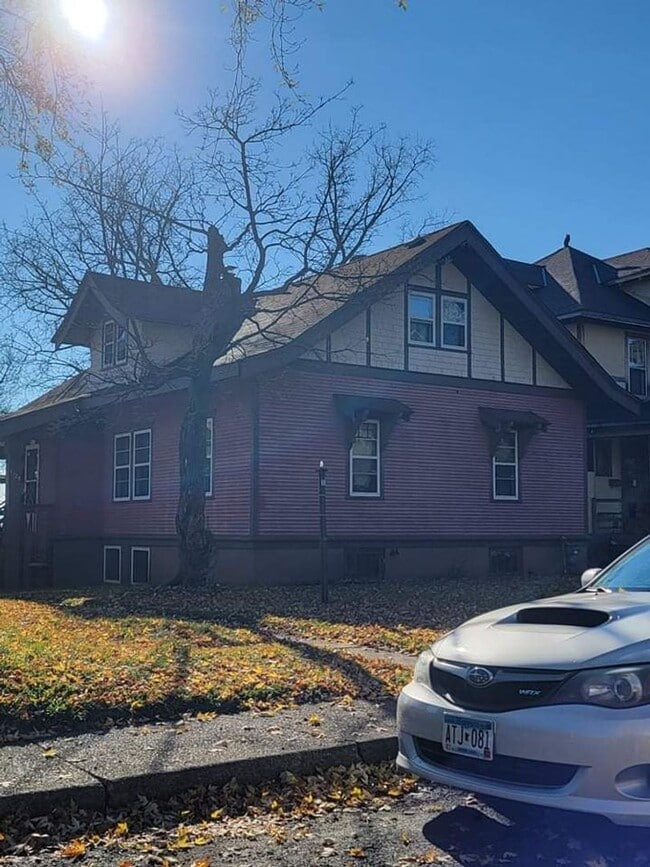 Building Photo - Duluth MN - 6 Bed - 2 Bath - Single Family...