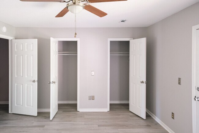 Building Photo - 2BR/2.5BA Condo w/ Community Pool in Simsponville!