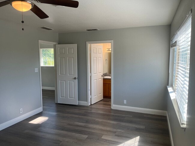 Building Photo - 4 Bed/3 Bath w/Loft.  HURRY won't Last Lon...