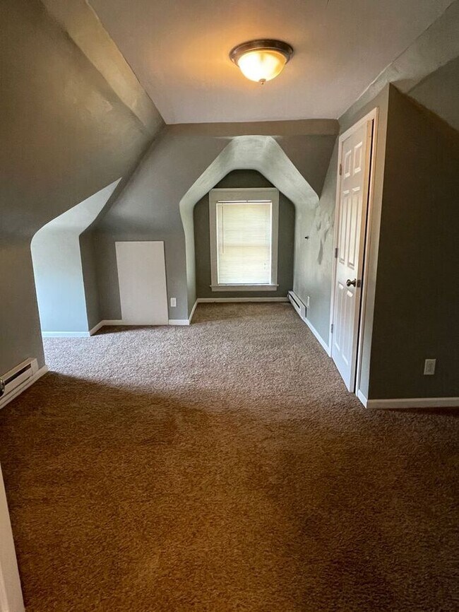 Building Photo - Upper Level Uptown Duplex, Hardwood Floors...