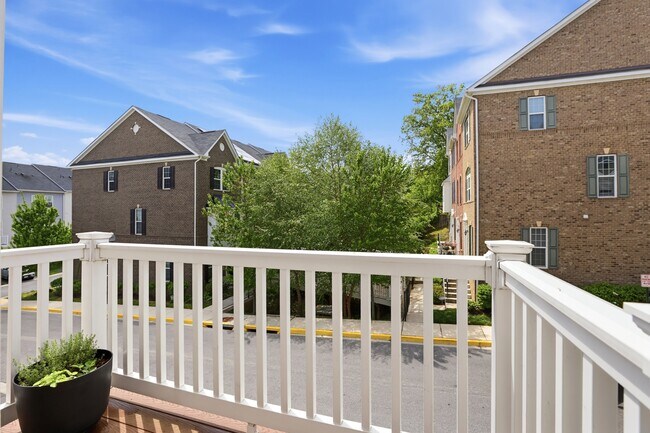 Building Photo - 4915 Crest View Dr