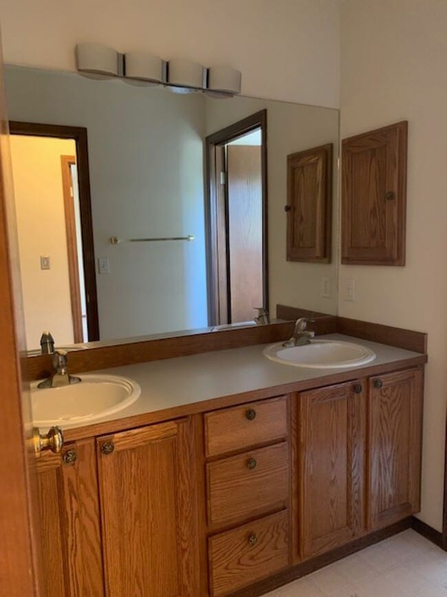 Building Photo - Lovely 3 Bedroom/2.5 Bath, Great Edmonds N...