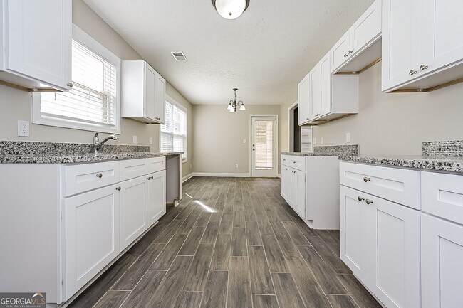 Building Photo - 1505 Queen Elizabeth Dr