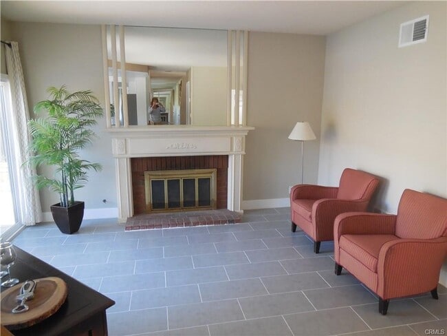 Building Photo - Pool Home 4 Bedroom