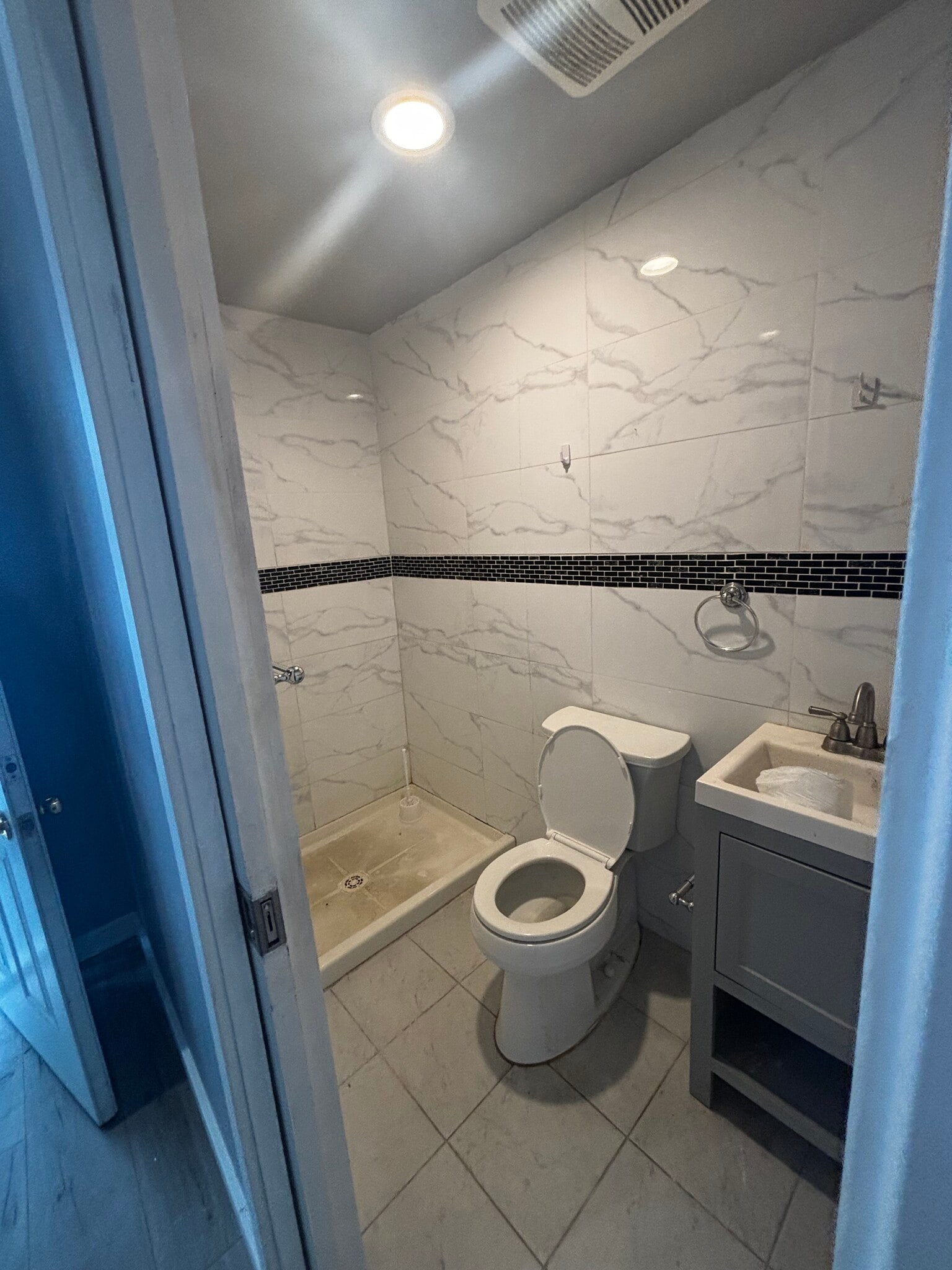 Rm#4 Bathroom - 1726 W 22nd St