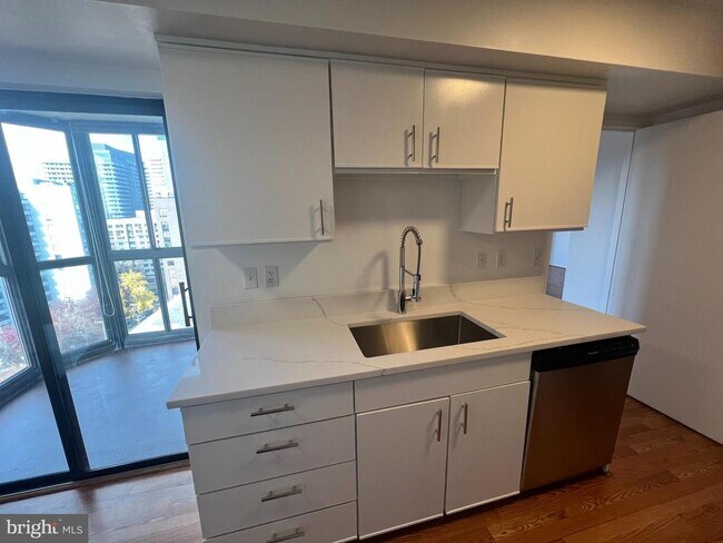 Building Photo - 1600 N Oak St