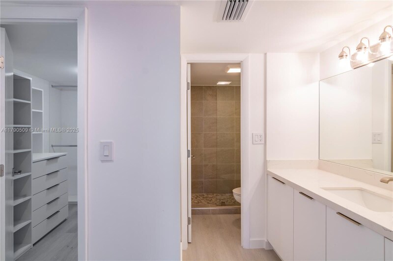 Building Photo - 100 Bayview Dr