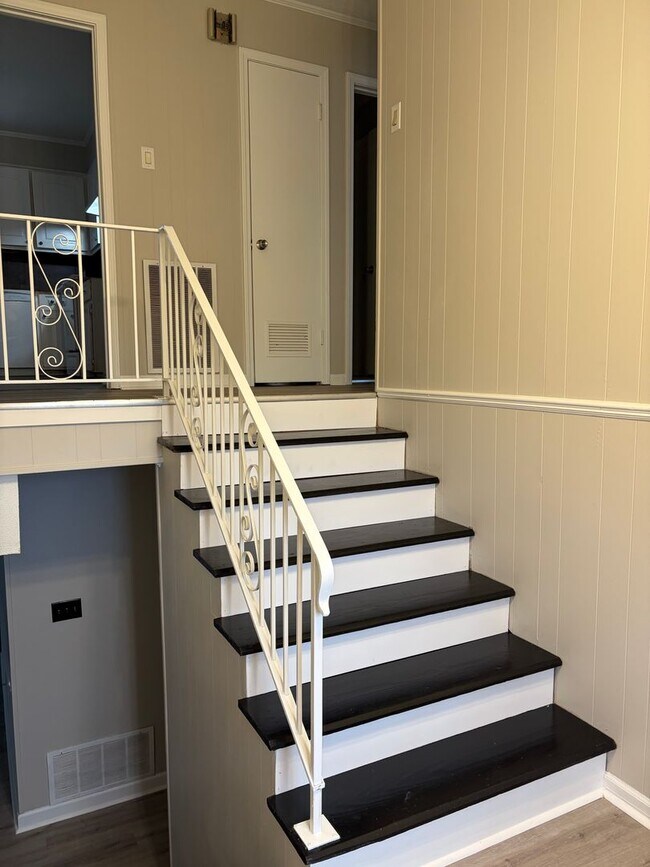 Building Photo - Newly Renovated For You! DEPOSIT SPECIAL $1000.00!