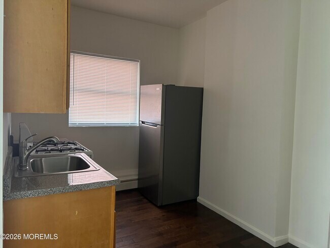 Building Photo - 513 Bangs Ave