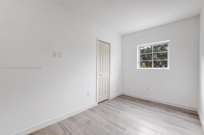 Building Photo - 572 NE 67th St