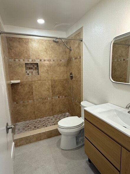 ensuite bathroom - 521 W Montecito St