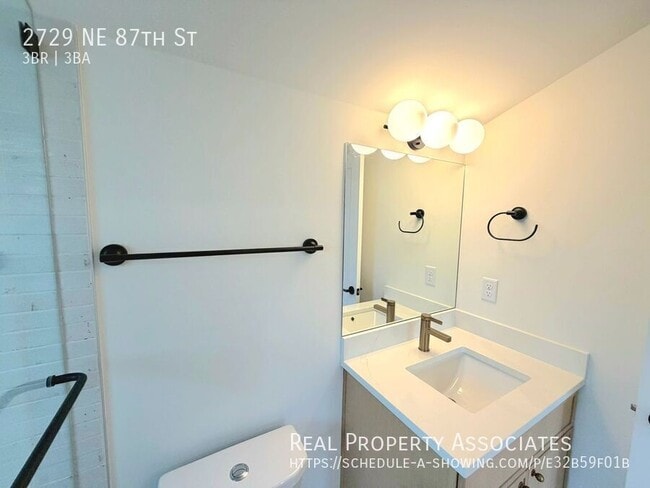 Building Photo - 2729 NE 87th St