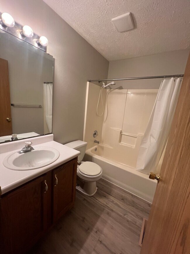 Building Photo - 3 bedroom/2 bath house with one car garage