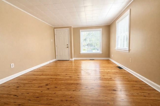 Building Photo - 512 S Cole St