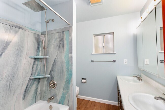 Building Photo - AVAILABLE FOR RENT – Beautiful 4BD / 2BA Home in Tacoma!