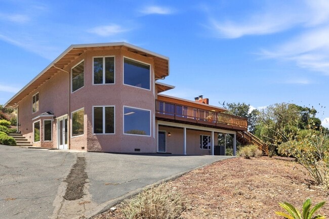 Building Photo - Million Dollar Views! Available Now!