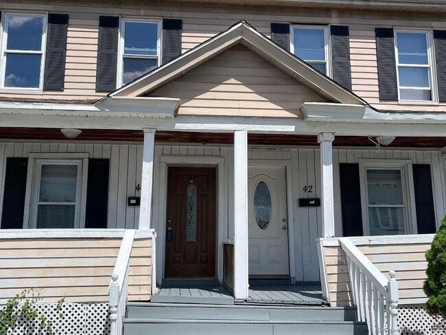Primary Photo - 42 Hartford Ave