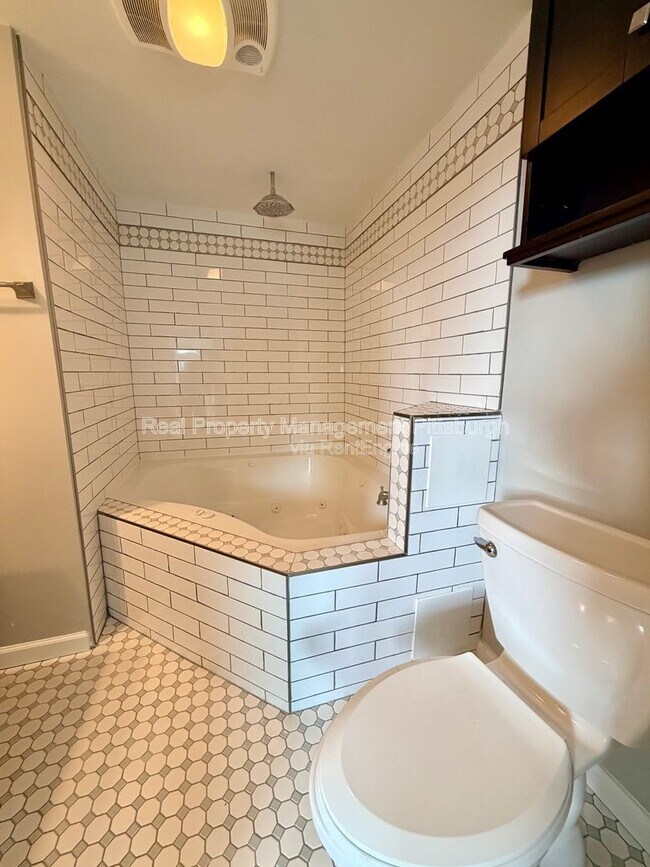 Building Photo - 521 Farnsworth St