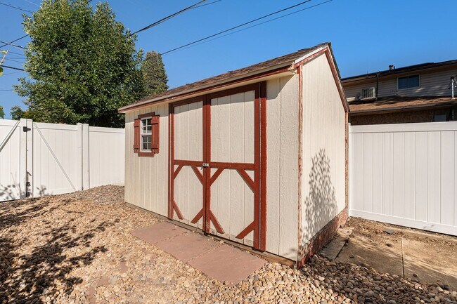 Building Photo - Charming Home w/Updated Kitchen and Yard B...