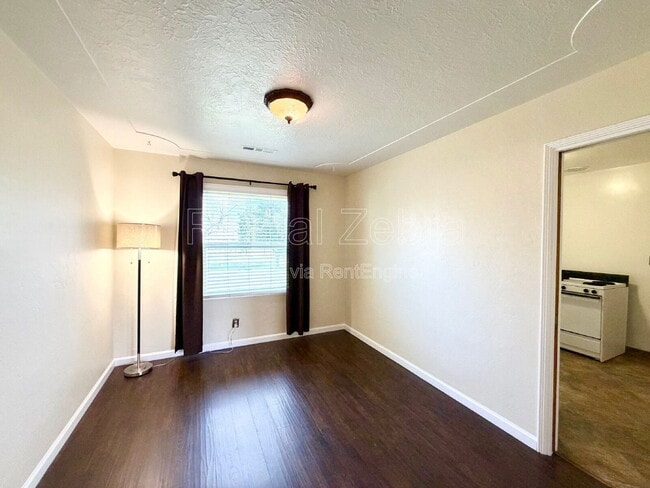 Building Photo - 1421 W 21st St