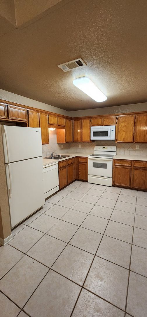 Building Photo - Beautiful 3bed/2bath Duplex near Clear Cre...