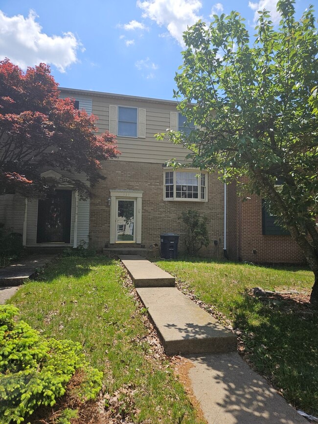 Front - 939 Meadowlark Dr