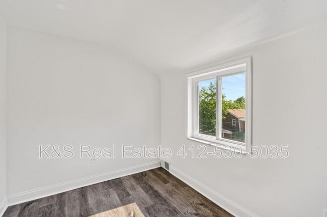Building Photo - 1344 Fallowfield Ave