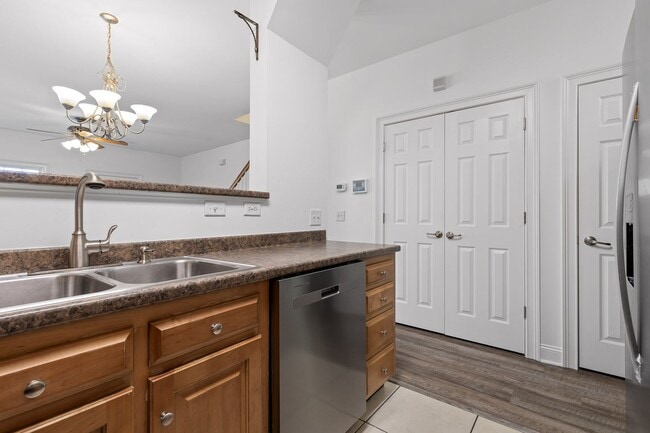 Building Photo - 3-bedroom 2-bathroom townhome now availabl...