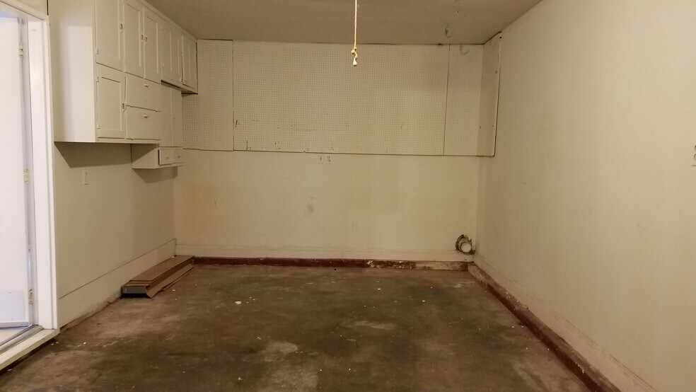 1+ Car detached garage - 10016 Robsion Rd