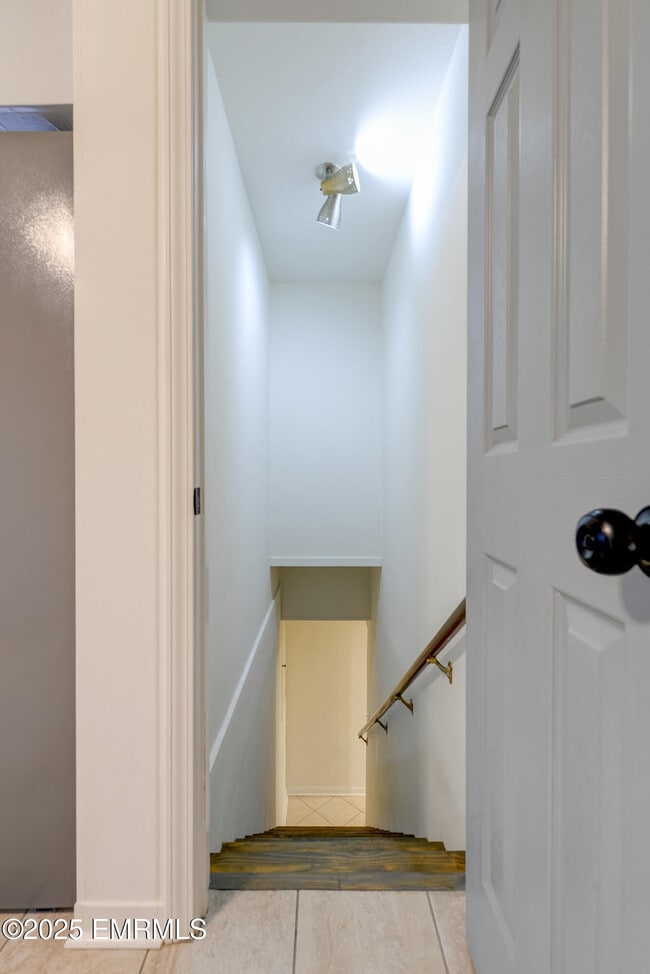 Building Photo - 1390 N Hills St