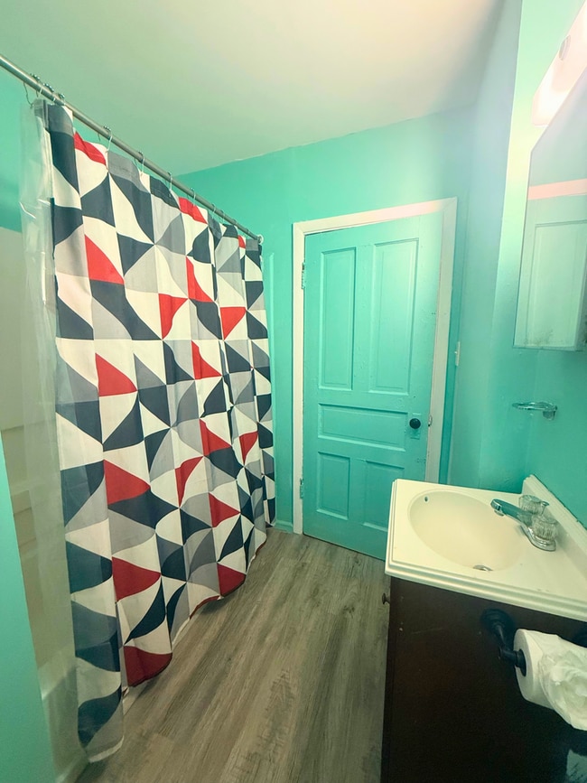 Building Photo - 3 Bedroom | 2 Bathroom Home Available Now