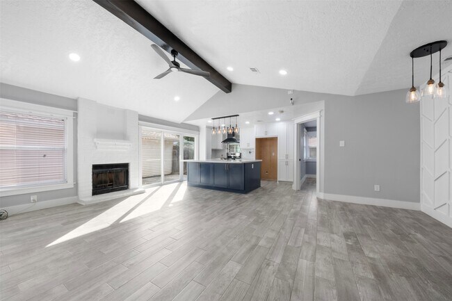 Building Photo - 9327 Golden Sunshine Dr