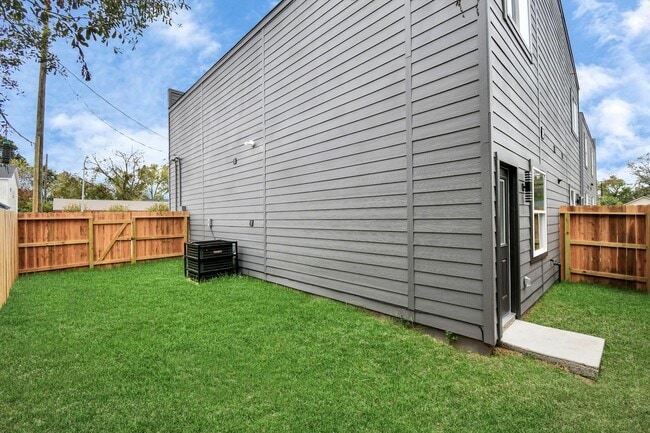 Building Photo - Modern Townhome Living Near the Medical Ce...