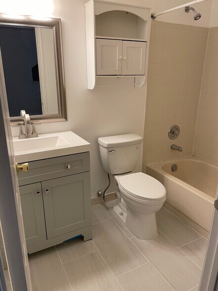 Building Photo - 366 Independence Dr