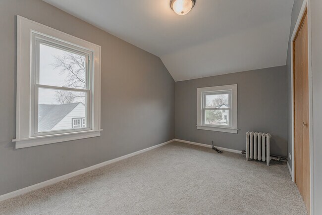 Building Photo - 14517 Blaine Ave