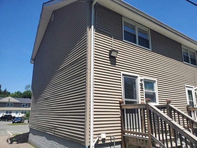 Building Photo - 174 Pine St