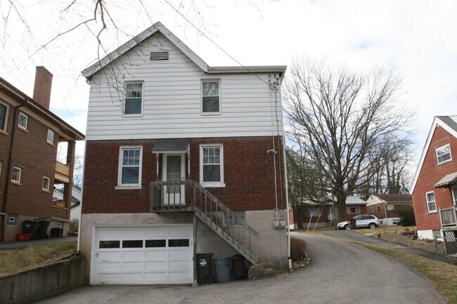 Building Photo - 832 St James Ave