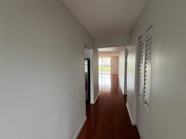 Building Photo - 14747 Cumberland Dr