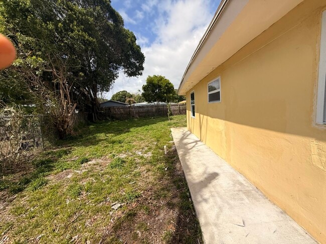 Building Photo - 1604 Zephyr Ave