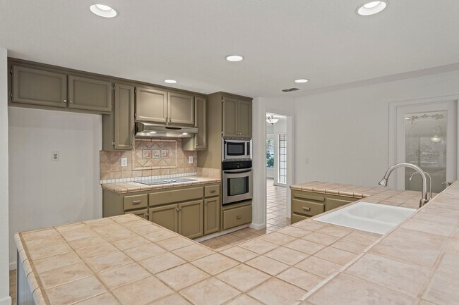 Building Photo - Single-Story El Dorado Hills Home with Vau...